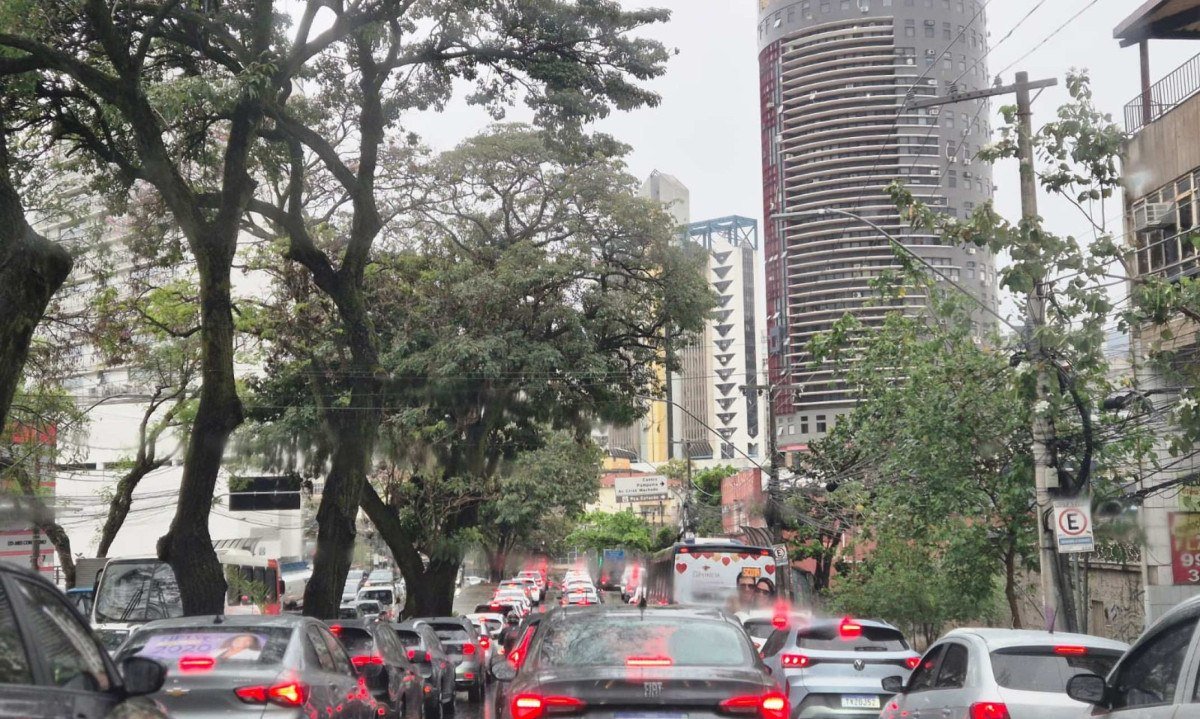 Manhã de chuva tem acidentes e trânsito travado em vários pontos de BH - (crédito: Jair Amaral/EM/D.A.Press)