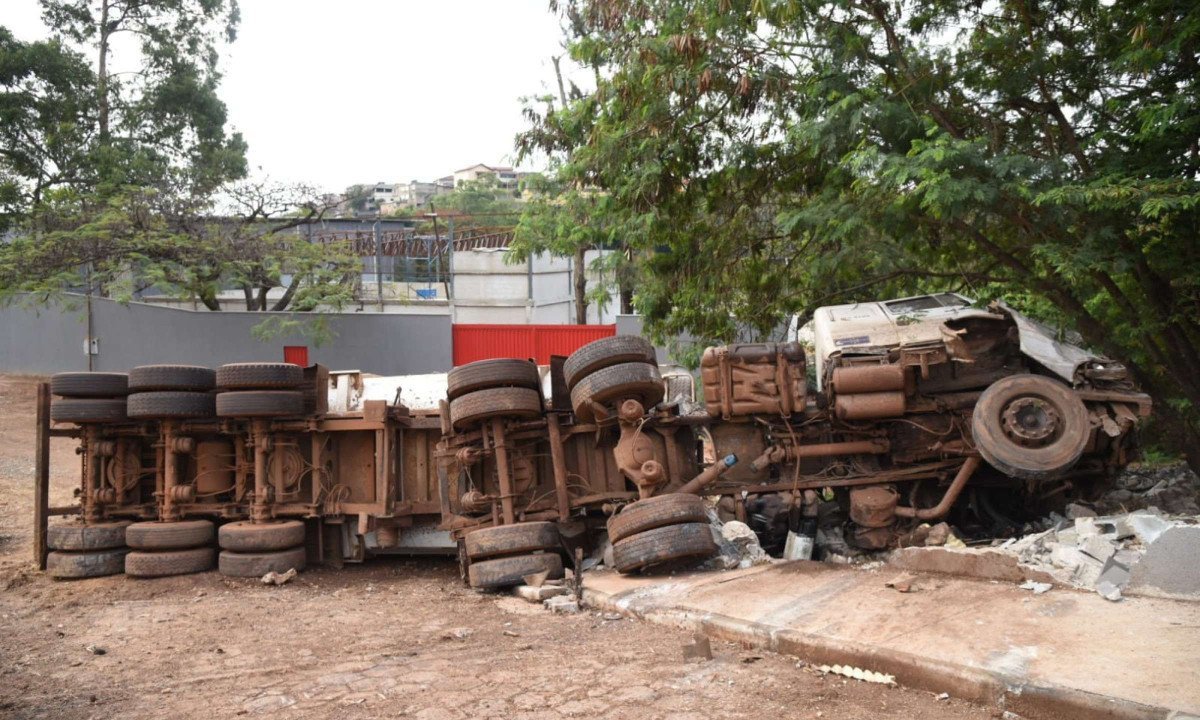 Carreta carregada com 28 toneladas de minério perde freio e arrasta oito carros no Anel Rodoviário no sentido Vitória - (crédito: Gladyston Rodrigues/EM/D.A. Press)