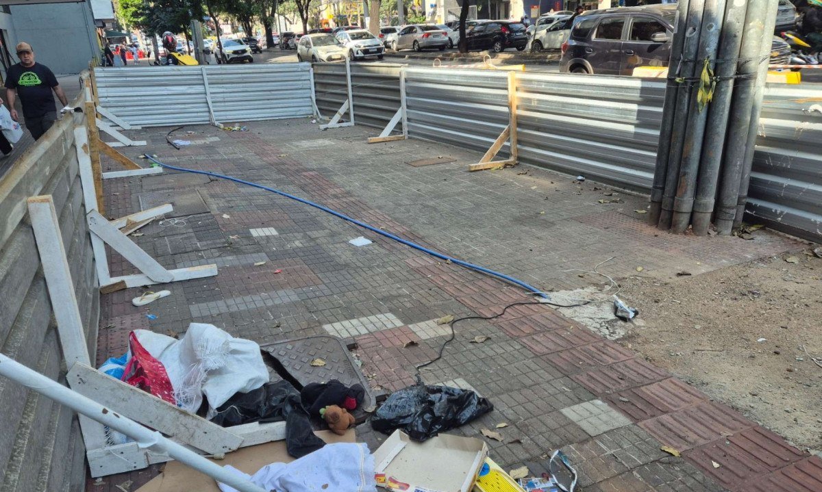 Problema na calçada da Avenida do Contorno em frente ao número 6.500 persiste há mais de três anos e provoca impactos no trânsito e no comércio da região - (crédito: Jair Amaral/EM/D.A Press)
