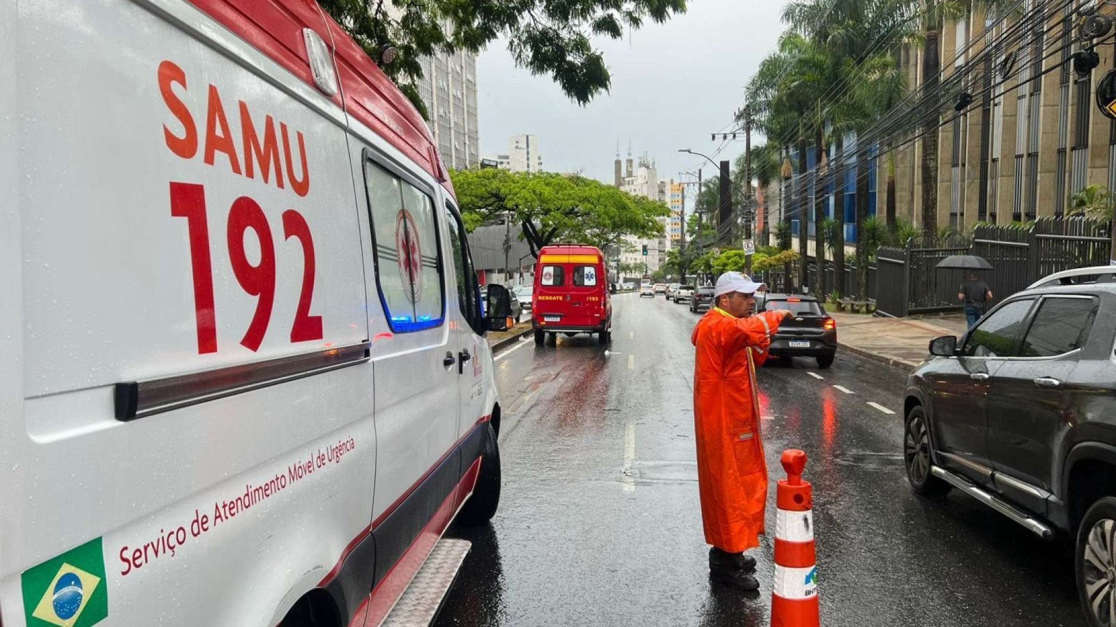 Acidente de tr&acirc;nsito na Av. Raja Gabaglia (altura do Tribunal de Contas). Bloqueio na faixa da esquerda no sentido bairro-centro