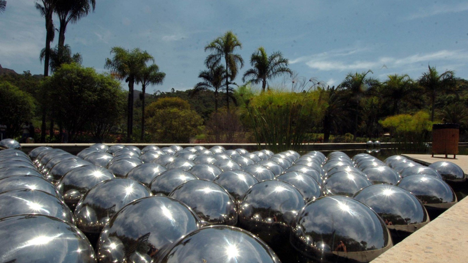 Obra Narcissus Garden da artista plastica japonesa Yayoi Kusama que esta instalada sobre o Centro Educativo e faz parte dos Nove Novos Destinos de Inhotim - Centro de Arte Contemporanea Obra Narcissus Garden da artista plastica japonesa Yayoi Kusama que esta instalada sobre o Centro Educativo e faz parte dos Nove Novos Destinos de Inhotim - Centro de Arte Contemporanea