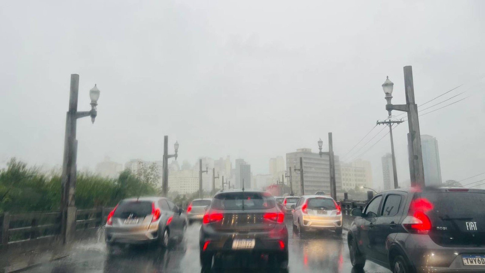 Chuva forte no Viaduto Floresta, em BH