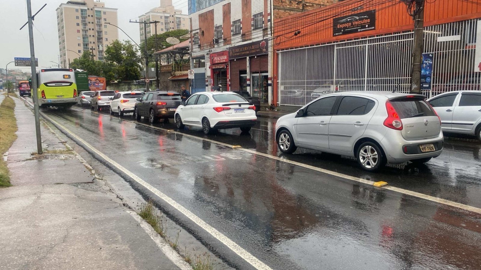 Avenida Vilarinho com tr&acirc;nsito praticamente parado nesta manh&atilde; chuvosa