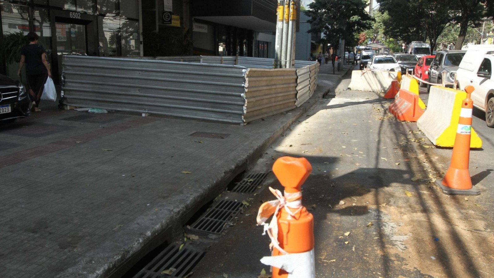 Problema na cal&ccedil;ada da Avenida do Contorno em frente ao n&uacute;mero 6.500 persiste h&aacute; mais de tr&ecirc;s anos e provoca impactos no tr&acirc;nsito e no com&eacute;rcio da regi&atilde;o