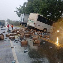 MG: colisão entre ônibus e caminhão deixa um morto e oito feridos na BR-040 - Reprodução/CBMMG