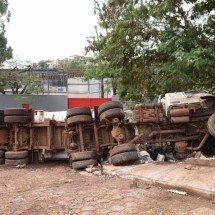 Carreta que tombou no Anel Rodoviário transportava 28 toneladas de minério - Gladyston Rodrigues/EM/D.A. Press