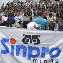 Professores denunciam suspensão de bolsas pela PUC Minas - Willian Dias