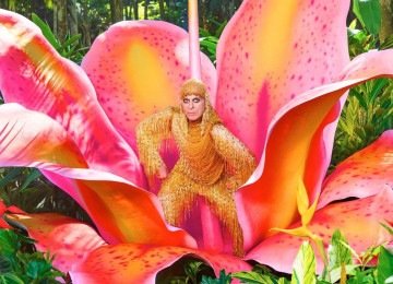 Ney Matogrosso em figurino exuberante recriado para a turn&ecirc; '85 anos de ousadia', que celebra sua trajet&oacute;ria art&iacute;stica -  (crédito: David LaChapelle)