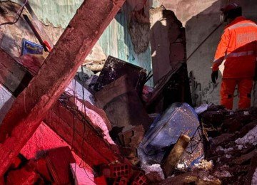 Os bombeiros suspeitam que a mulher dormia no momento da queda da laje  -  (crédito: CBMMG / Divulgação)