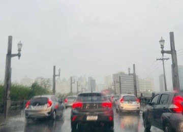 Chuva forte no Viaduto Floresta, em BH -  (crédito: Edésio Ferreira/EM/D.A.Press)