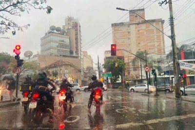 Não trafegue em ruas sujeitas a alagamentos ou perto de córregos e ribeirões nos momentos de forte chuva -  (crédito: Jair Amaral /EM/D.A.Press)