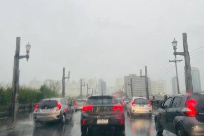 Chuva forte no Viaduto Floresta, em BH -  (crédito: Edésio Ferreira/EM/D.A.Press)