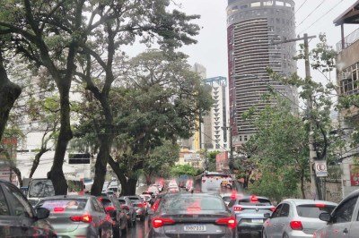 Manhã de chuva tem acidentes e trânsito travado em vários pontos de BH -  (crédito: Jair Amaral/EM/D.A.Press)