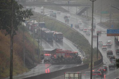 MG-010 continua fechada após carreta pegar fogo nesta quinta-feira (27/8) -  (crédito: Edésio Ferreira/EM/D.A.Press)