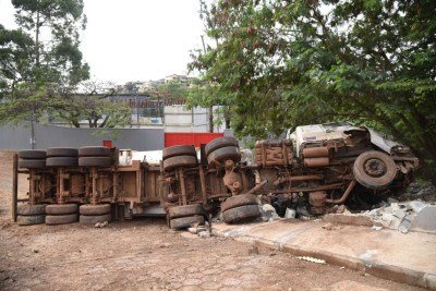 Carreta carregada com 28 toneladas de minério perde freio e arrasta oito carros no Anel Rodoviário no sentido Vitória -  (crédito: Gladyston Rodrigues/EM/D.A. Press)