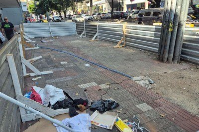Problema na calçada da Avenida do Contorno em frente ao número 6.500 persiste há mais de três anos e provoca impactos no trânsito e no comércio da região -  (crédito: Jair Amaral/EM/D.A Press)