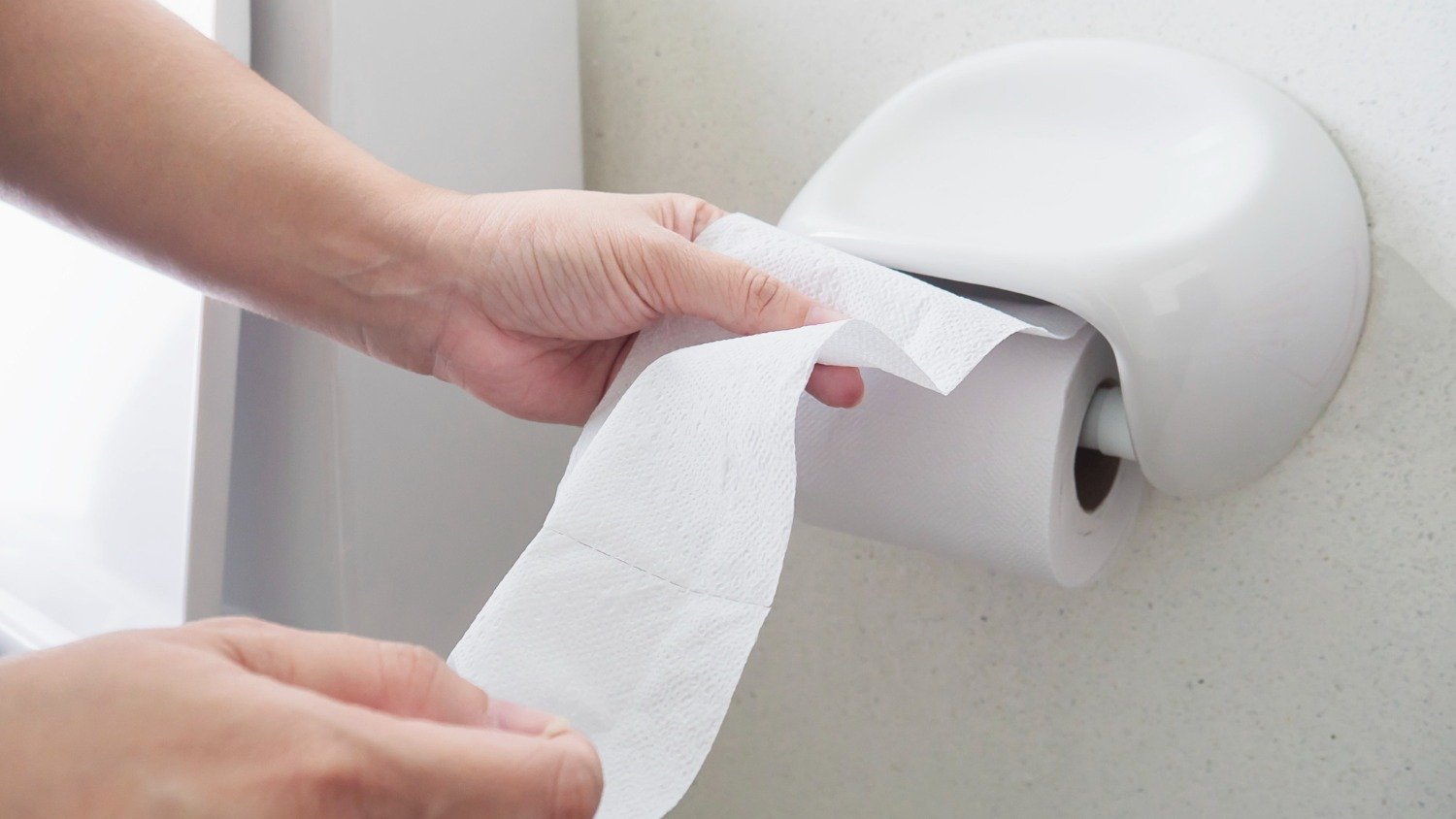 A posi&ccedil;&atilde;o do papel higi&ecirc;nico no suporte pode influenciar a higiene no banheiro, segundo um estudo. -  (crédito: Freepik)