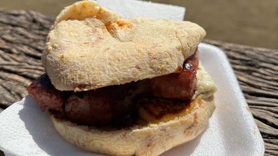 A tradicional combina&ccedil;&atilde;o de p&atilde;o de queijo com lingui&ccedil;a e queijo &eacute; o prato mais pedido no Charm Country, em S&atilde;o Br&aacute;s do Sua&ccedil;u&iacute;. -  (crédito: Yaya Souza)