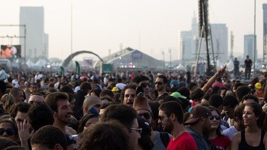 P&uacute;blico marca presen&ccedil;a em um dos megafestivais que exemplificam o momento de expans&atilde;o do setor cultural brasileiro -  (crédito: Gustavo Paques/Wikimedia Commons)