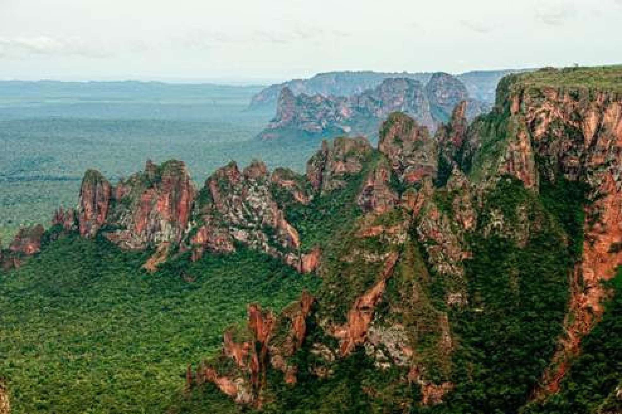  Parque Nacional da Chapada dos Guimarães atrai turistas apaixonados por natureza pelos paredões de pedra vermelha, cânions e mirantes-Kayak/Divulgação