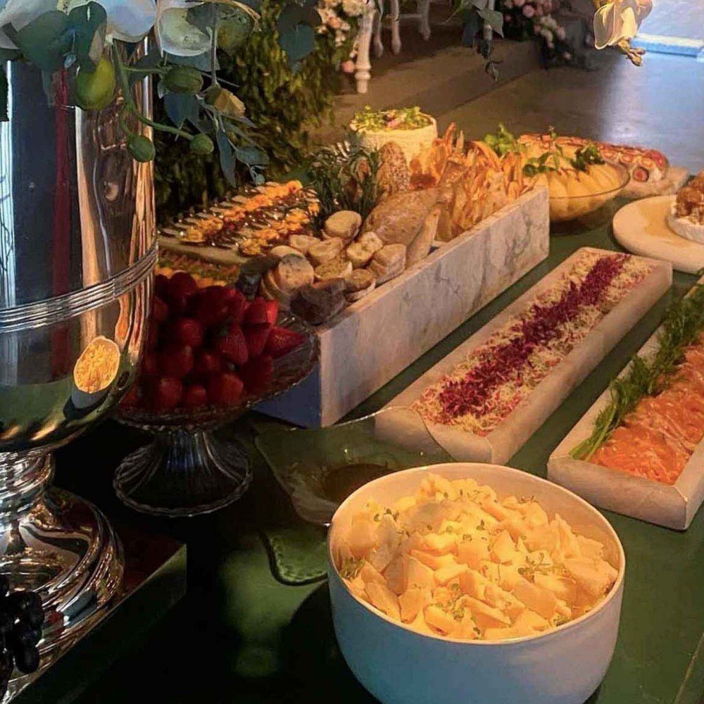Mesa de antepasto do Mari&acirc;ngela Buffet