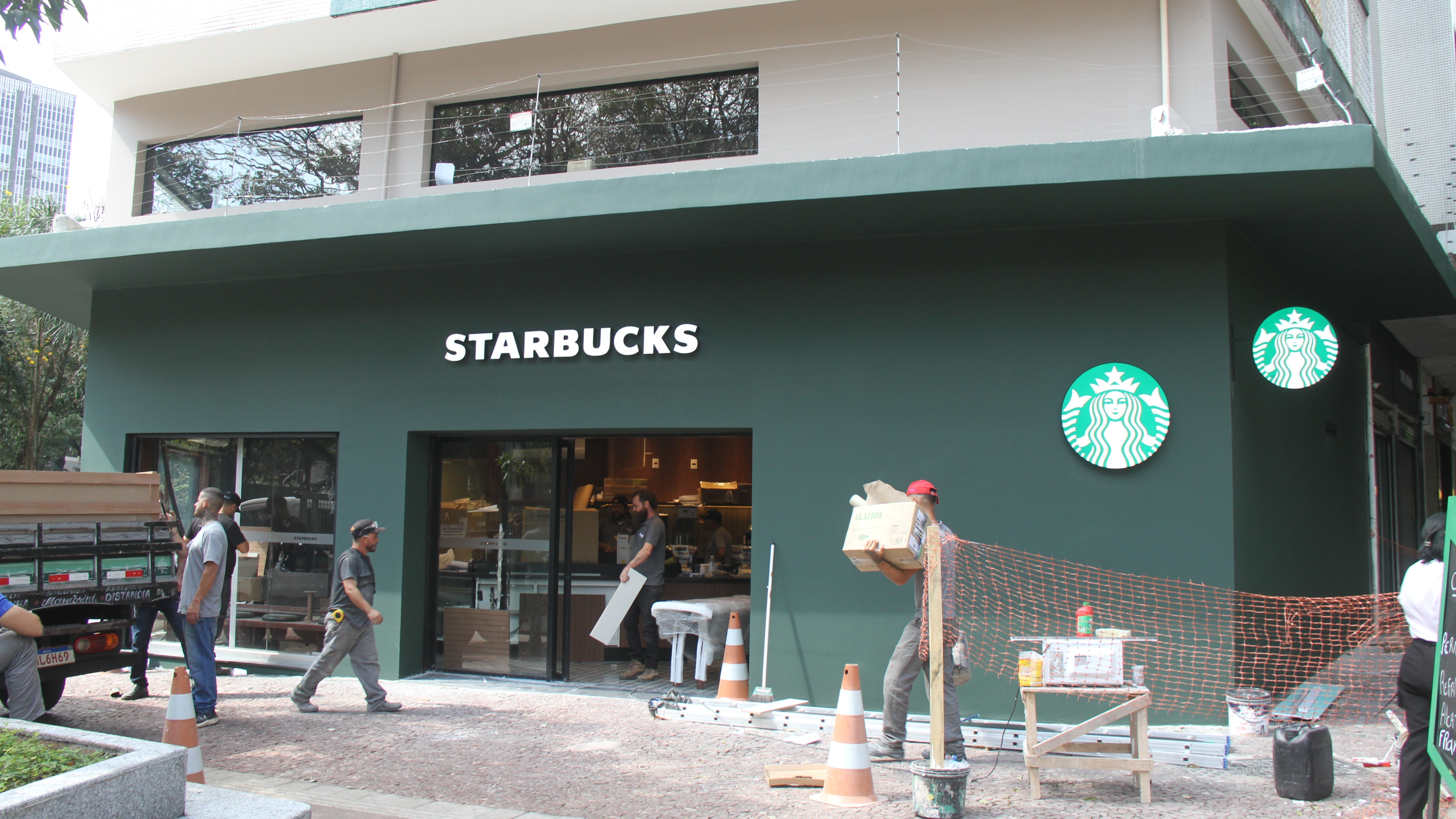 Nova unidade da Starbucks na Savassi recebe os últimos preparativos antes da inauguração em Belo Horizonte - (crédito: Jair Amaral / EM / DA Press)