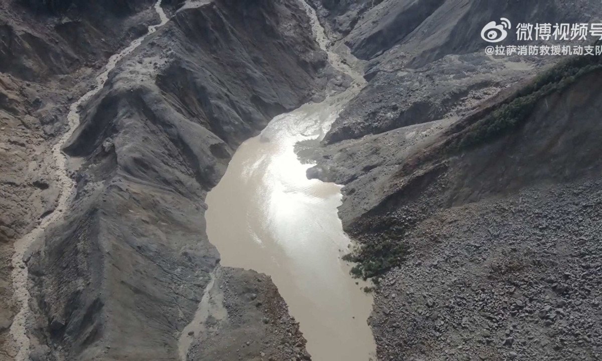 As autoridades disseram já ter resgatado mais de 3.700 pessoas no Nepal - (crédito: AFP)