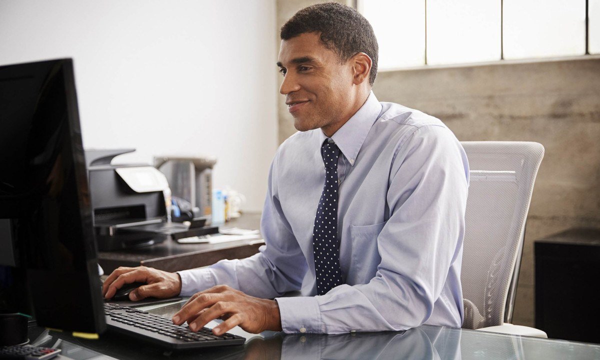 Mixed race businessman using computer in an office
- (crédito: Monkey Business Images)