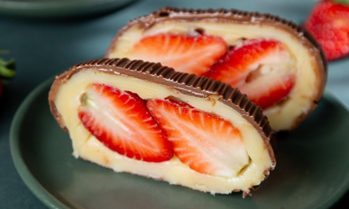 Com duas frutas, o bombonzão de morango é um dos itens de sucesso na Márcio Brito Confeitaria - (crédito: Letícia Durval/Divulgação )