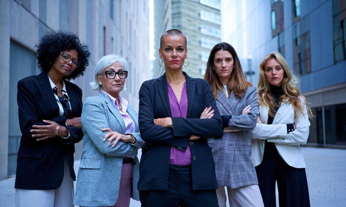 Portrait of multiracial and diverse ages business women in formal suits posing serious with arms crossed looking at camera. Empowered and successful female entrepreneurs happy and powerful outdoor
- (crédito: DINO)