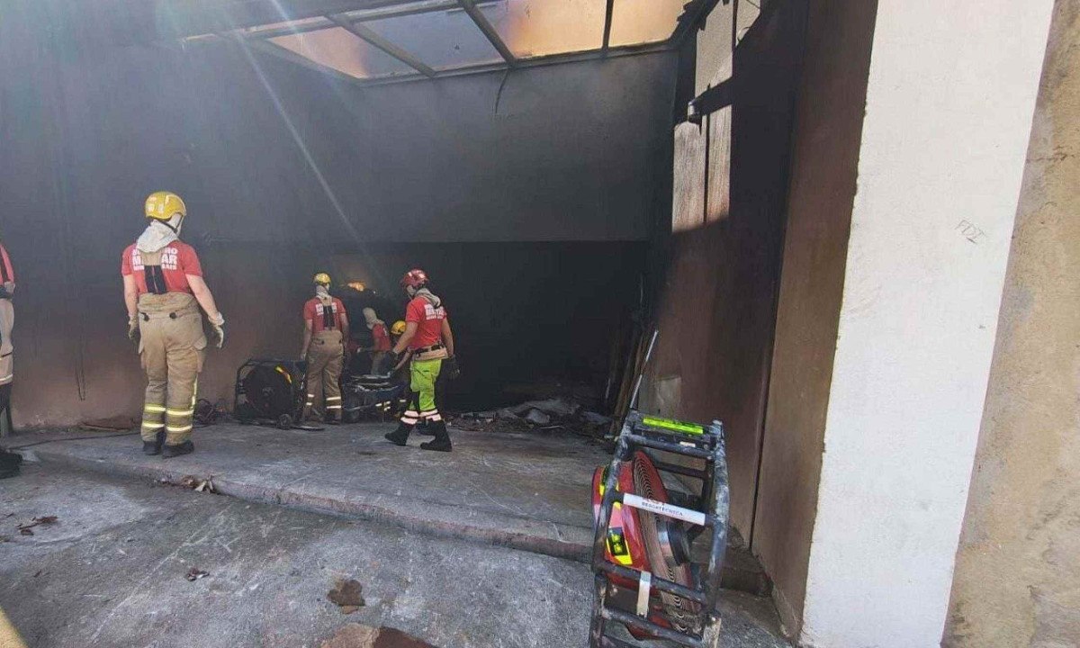 Rescaldo de incêndio em estabelecimento comercial no Bairro Rio Branco, na Região de Venda Nova, em Belo Horizonte, já está no terceiro dia - (crédito: CBMMG/Divulgação)