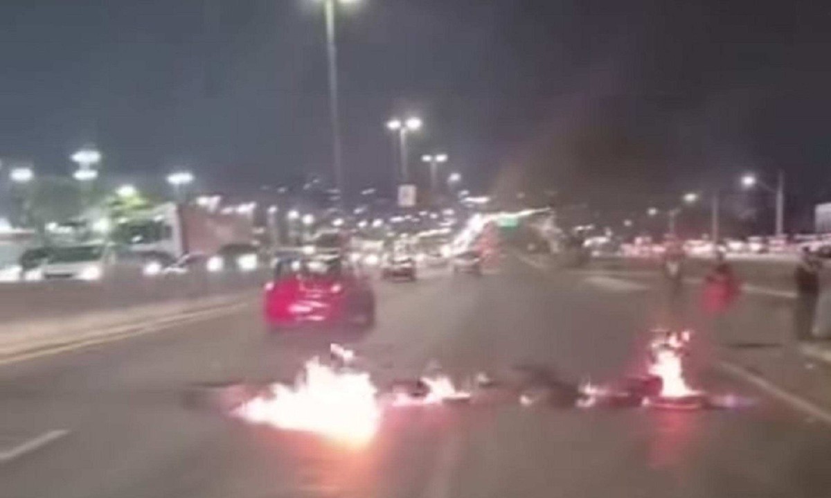 Duas faixas da pista em direção à saída para o Rio de Janeiro chegaram a ser fechadas durante o protesto - (crédito: Redes Sociais/Reprodução)