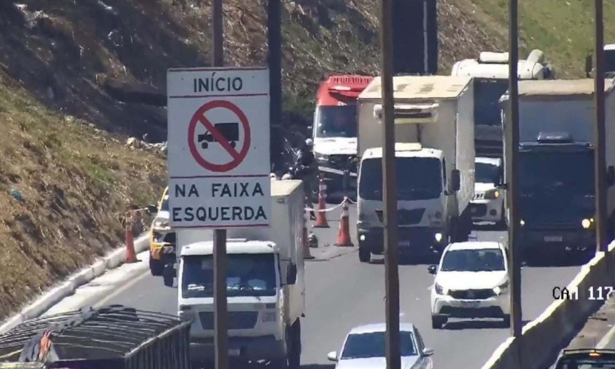 Uma faixa da via foi bloqueada - (crédito: Reprodução/BHTrans)