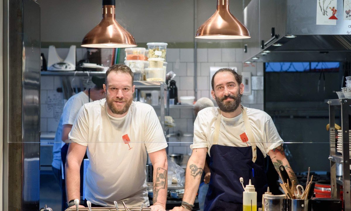 Os chefs Victor Zuliani e Pedro Barros entendem que o compartilhamento faz parte da identidade do card&aacute;pio, dividido entre fritos, frios e brasa