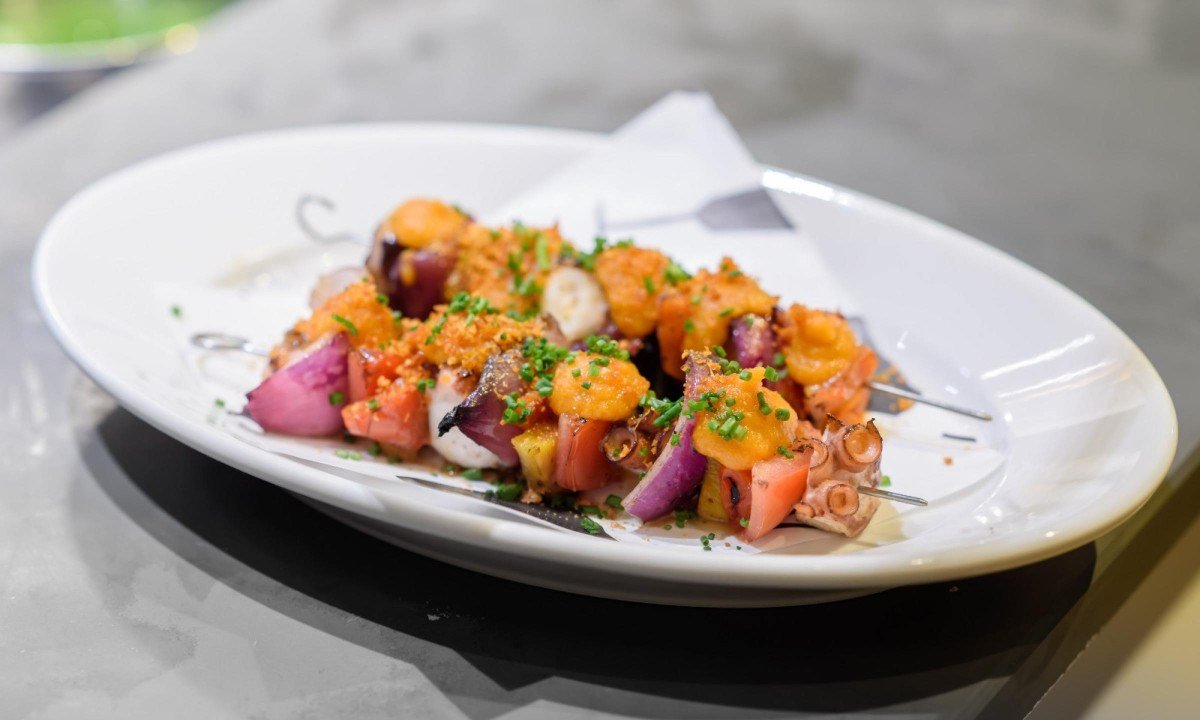 Os pratos do Casca, como o brochete de polvo com salsa de kimchi, podem ser compartilhados ou combinados individualmente para formar uma refei&ccedil;&atilde;o