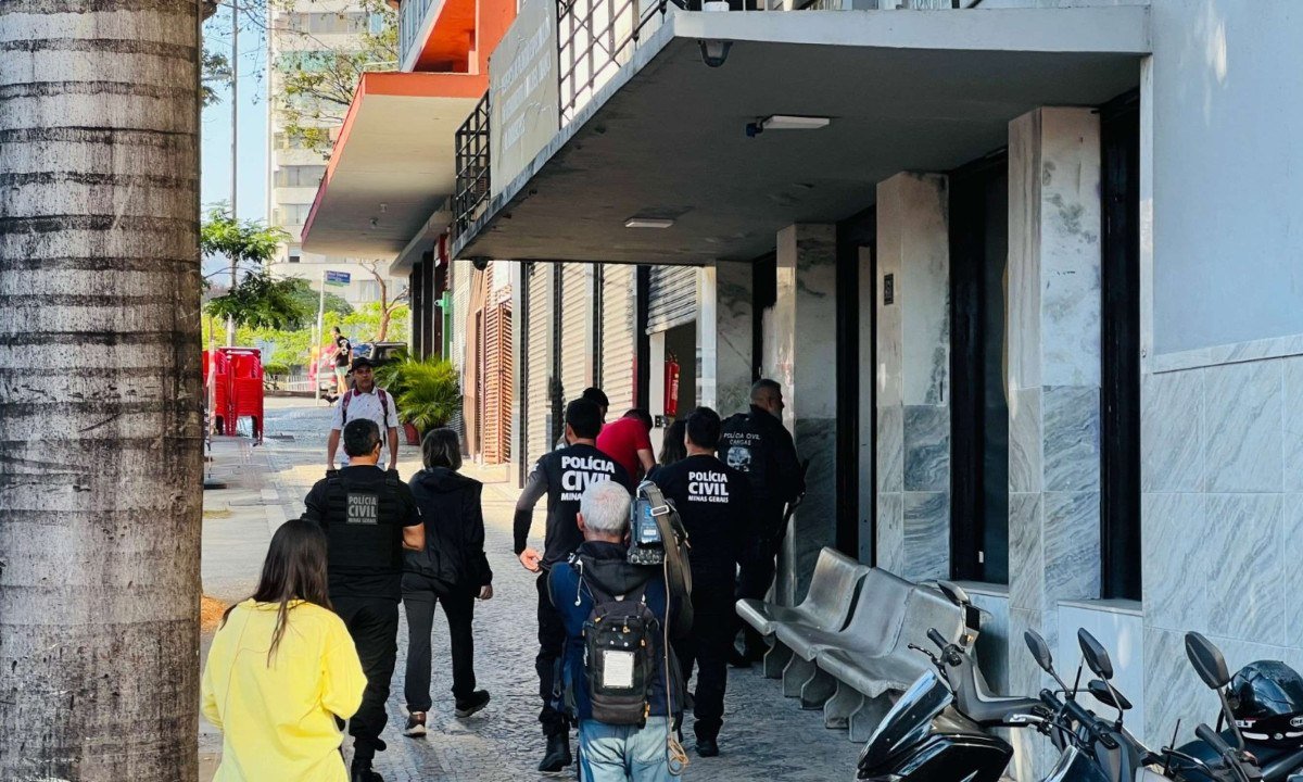 117 suspeitos presos em Minas durante o Dia D da Operação Amparo nesta sexta | Na foto um homem sendo levado para a Delegacia de Plantão Especializada em Atendimento à Mulher, Criança, Adolescente e Vítimas de Intolerâncias (DEPAM) em Belo Horizonte - (crédito: Edésio Ferreira/EM/D.A.Press)