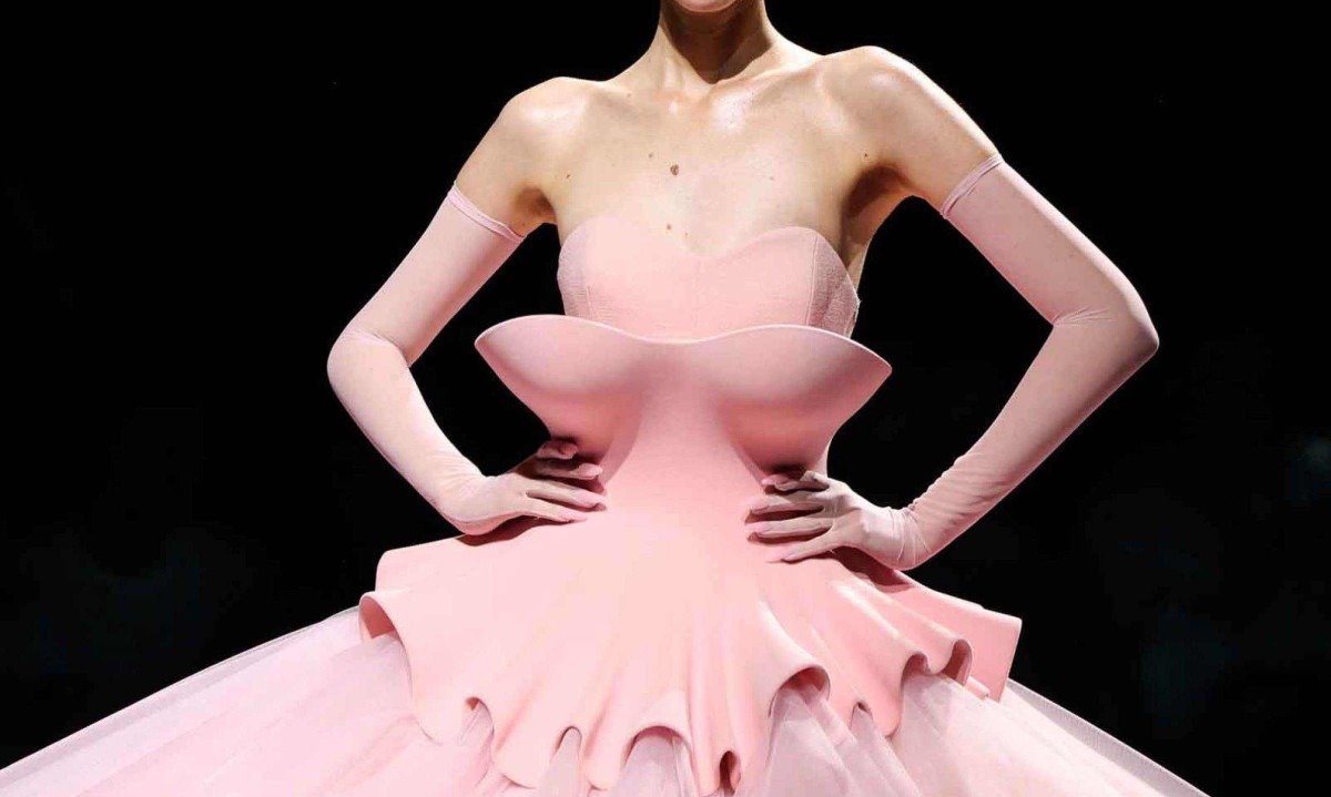 O problema é que roupas não são apenas produtos. Elas também comunicam quem é considerado parte do público de uma marca -  (crédito: Behrouz MEHRI / AFP)