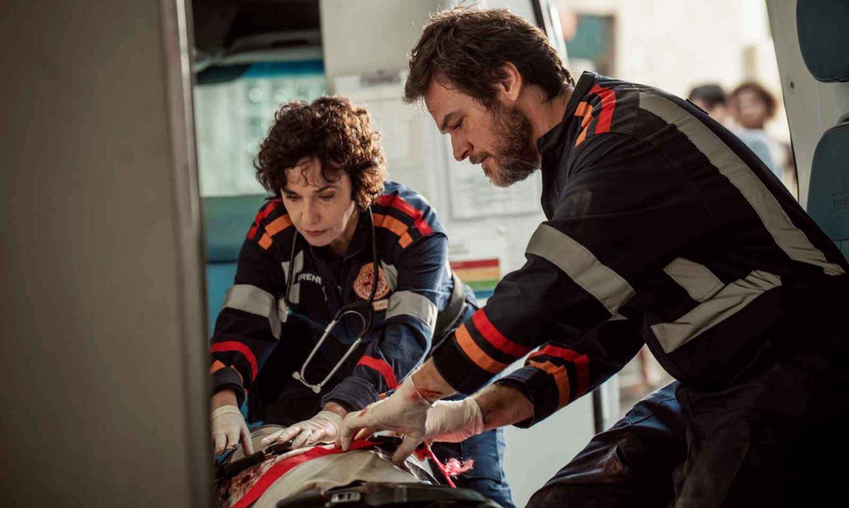 Yara de Novaes e Emílio Dantas em cena da série; elenco participou de atendimentos reais em ambulância durante a preparação para o trabalho - (crédito: Laura Campanella/Divulgação)