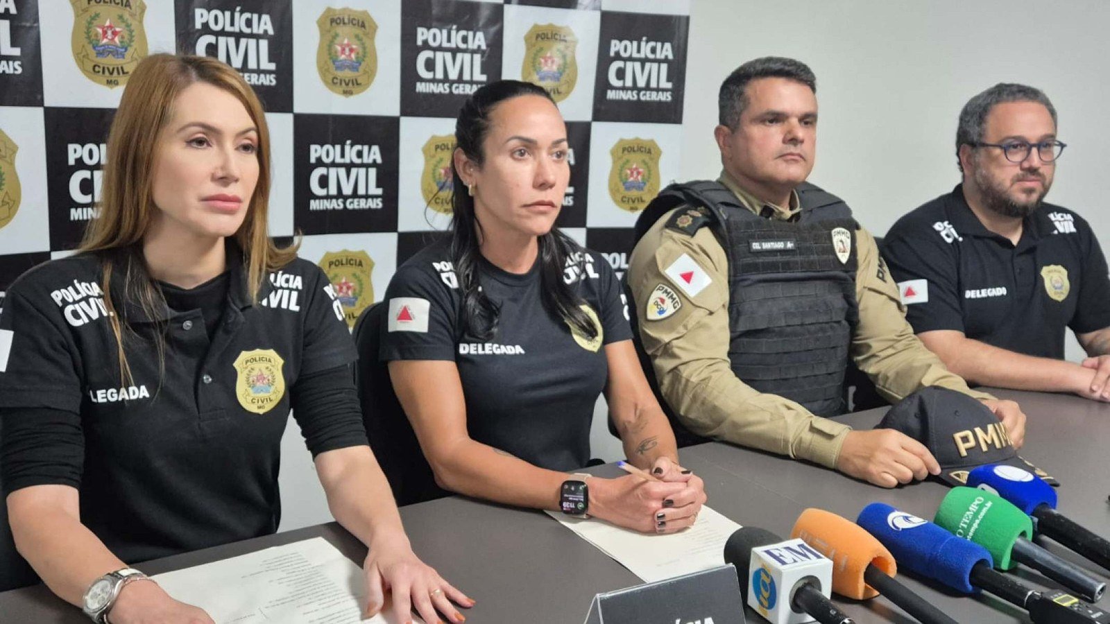 Balan&ccedil;o da Opera&ccedil;&atilde;o Amparo foi apresentado nesta sexta (28/8) pela PC e PM no Departamento Estadual de Investiga&ccedil;&atilde;o, Orienta&ccedil;&atilde;o e Prote&ccedil;&atilde;o &agrave; Fam&iacute;lia (Defam) | Na foto da esquerda para direita: Larissa Mascotte, Alessandra Wilke, Fl&aacute;vio Santiago e Guilherme Santos