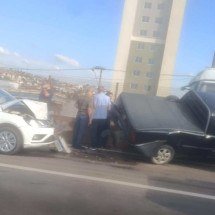 BR-381: acidente com 3 carros retém trânsito na saída para o fim de semana - Izabella Caixeta/EM/D.A.Press