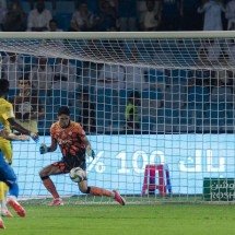 Goleiro Bono sai do meio e faz defesa de pênalti ‘esquisita’ com a coxa; assista
