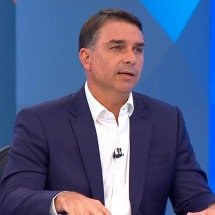Flávio Bolsonaro pede renúncia de Moraes após revelações do caso Master