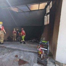 Bombeiros ainda trabalham em rescaldo de incêndio em loja de móveis em BH