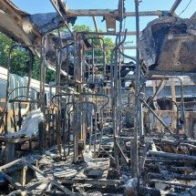Ônibus é incendiado em Santa Luzia - Reprodução/Wanderley José Caldeira/rodap