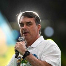 Flávio visita Filipe Martins na prisão e critica Moraes: "Laranja podre" - Mauro Pimentel/AFP