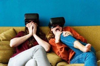 Por que jogar e assistir em grupo tornam o entretenimento mais social