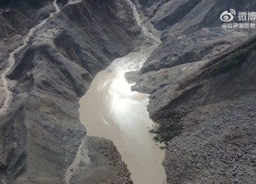 As autoridades disseram já ter resgatado mais de 3.700 pessoas no Nepal -  (crédito:  AFP)