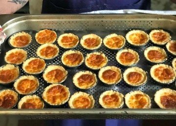 Vovó Marocas, a das empadinhas de queijo mais deliciosas do mundo, conheci já velhinha (mesmo não sendo tão idosa assim), sempre de coque e casaquinho, pois tinha medo de vento nas costas       -  (crédito: Juliana Duarte/Divulgação)