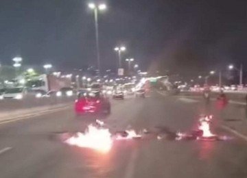 Duas faixas da pista em dire&ccedil;&atilde;o &agrave; sa&iacute;da para o Rio de Janeiro chegaram a ser fechadas durante o protesto -  (crédito: Redes Sociais/Reprodu&ccedil;&atilde;o)
