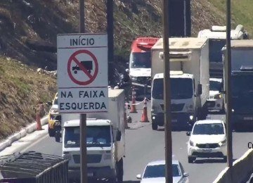 Uma faixa da via foi bloqueada -  (crédito: Reprodução/BHTrans)